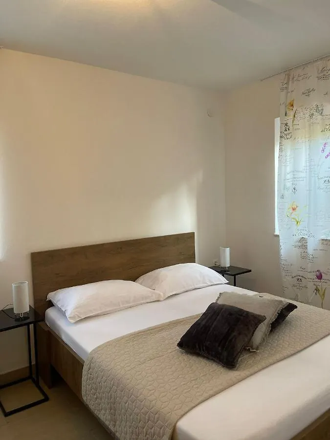 Апартаменты Apartmani Komin Пакоштане