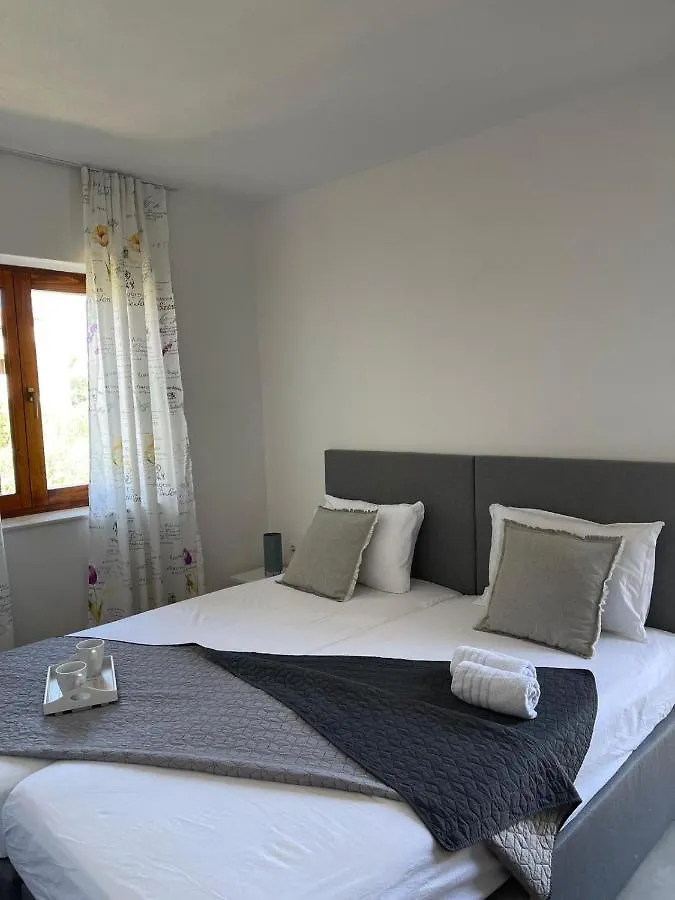 Apartmani Komin Пакоштане 0*,